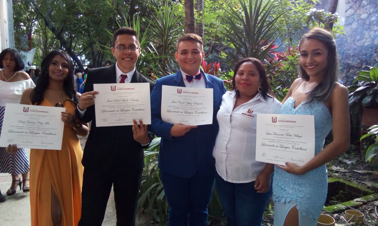 Gladys Méndez junto a los profesionales de licenciatura en lengua castellana.